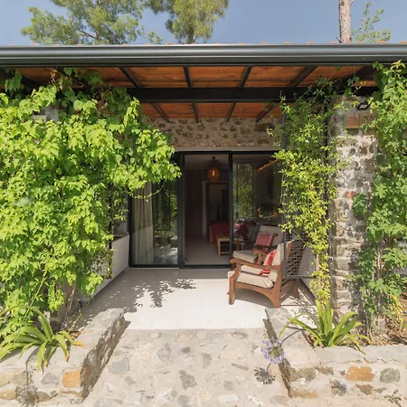 Отель Izz Getaway - Adults Only